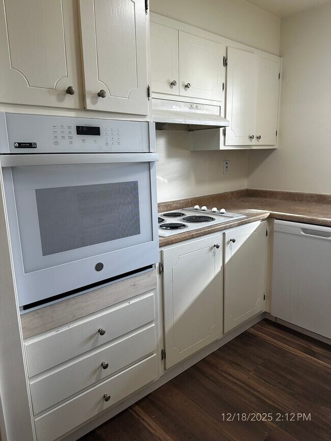 Building Photo - 4 Bedroom Bel Aire Home