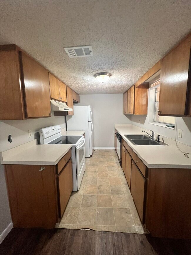 Building Photo - 2406 Ramblewood Ct