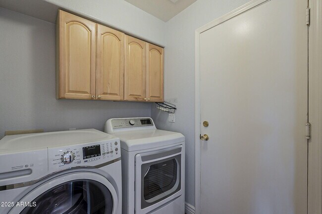 Building Photo - 927 W Azalea Pl