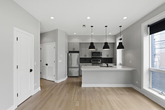 Building Photo - 1 bedroom in Chicago IL 60657