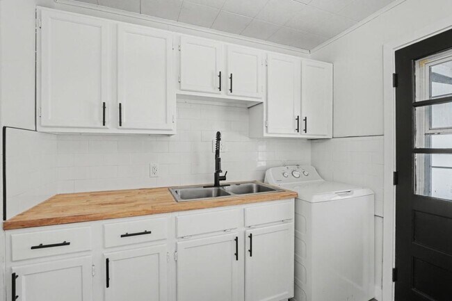 Building Photo - 4601 Curundu Ave