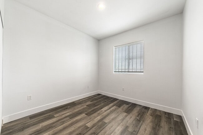 Building Photo - Spacious 4-Bedroom, 3-Bath Home – Modern U...