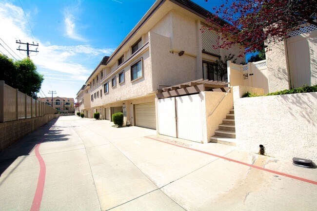 Building Photo - 848 W Huntington Dr