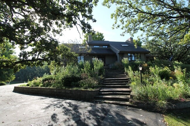 Building Photo - Incredible home on a private & secluded lot.