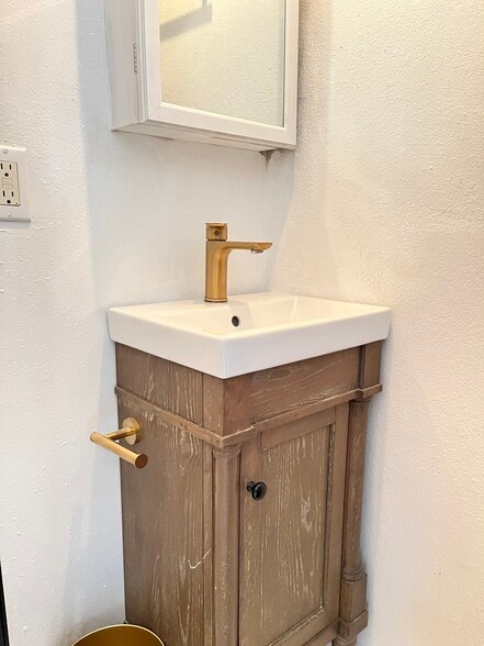 Building Photo - 1170 Esperanza St