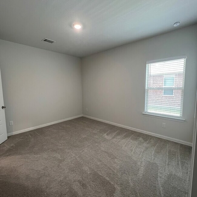 Building Photo - 140 Ashbrook St