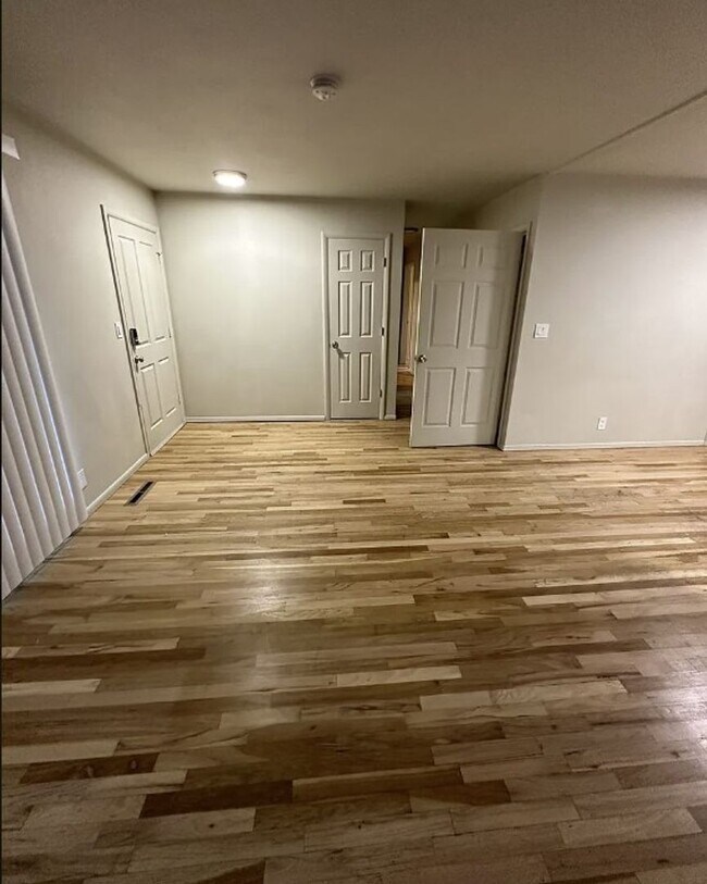 Building Photo - Bench Location Just Minutes to Downtown and BSU!