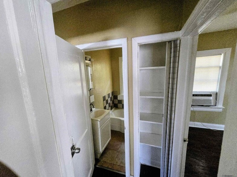 Building Photo - 4358 N Foster Dr