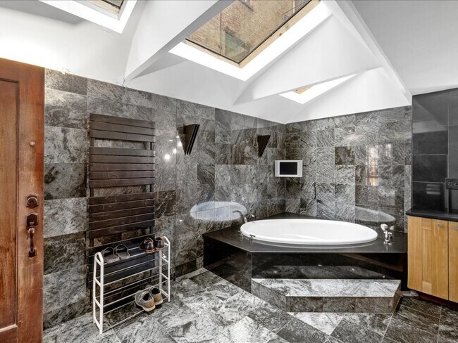 Building Photo - 407 Marlborough St