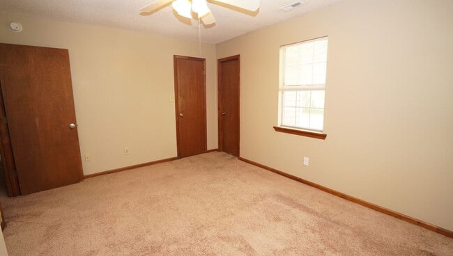 Building Photo - Cinnamon Ridge – 3 bedrooms and 2 baths