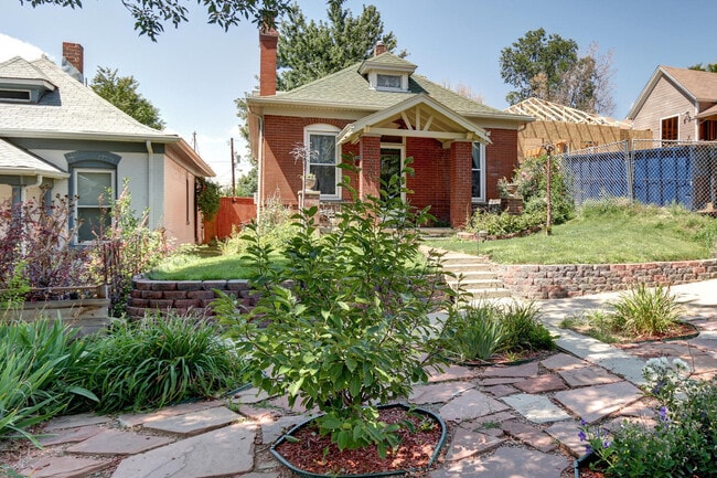 Building Photo - Bungalow in Desirable Highlands! Location Matters!