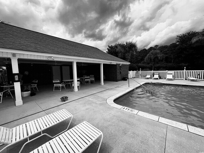 Building Photo - 2057 Silvercrest Dr