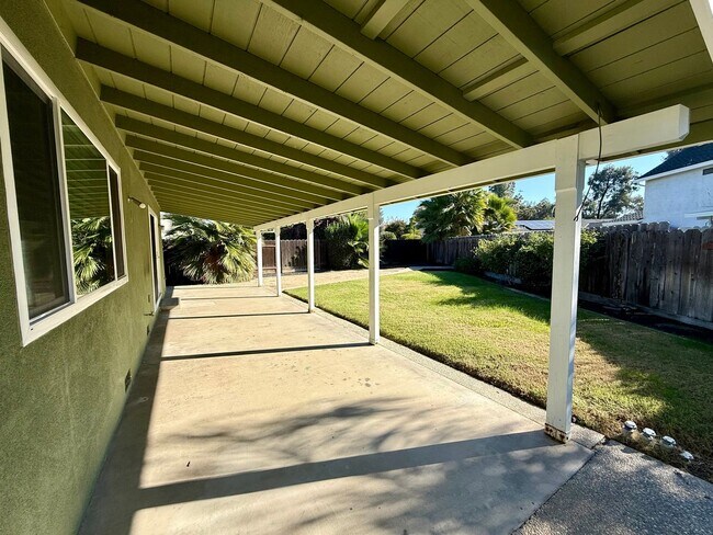 Building Photo - Single story home in established neighborhood!