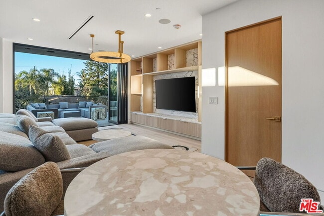 Building Photo - 738 Palms Blvd