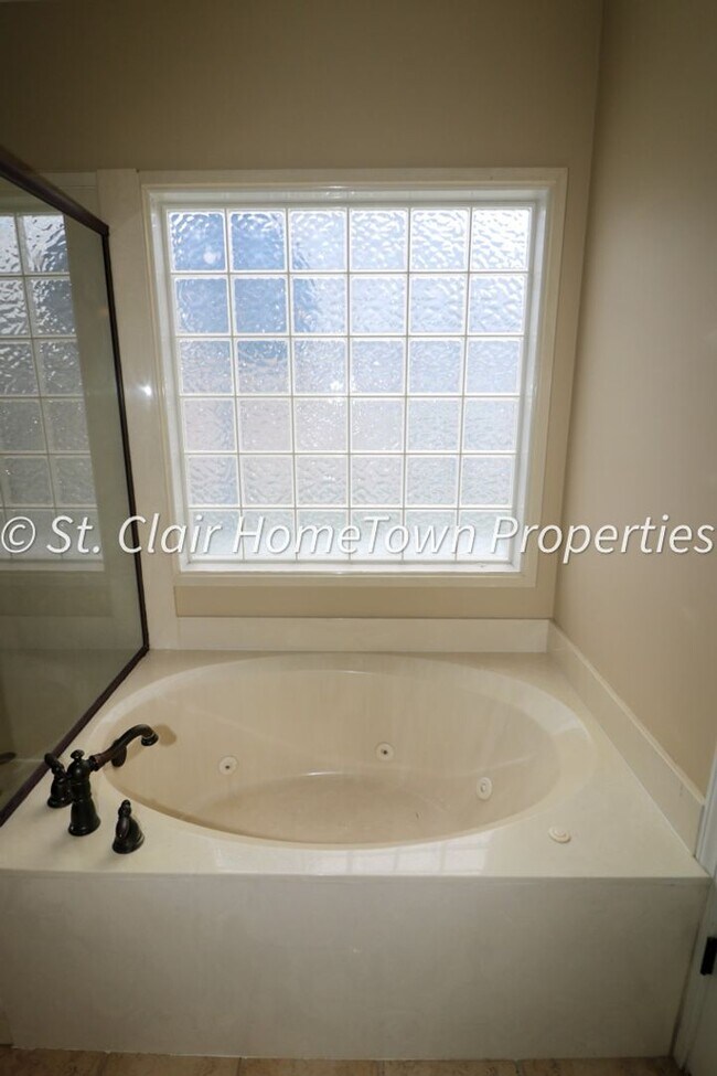 Building Photo - GREAT RENTAL IN FOX HOLLOW SUBDIVISION!