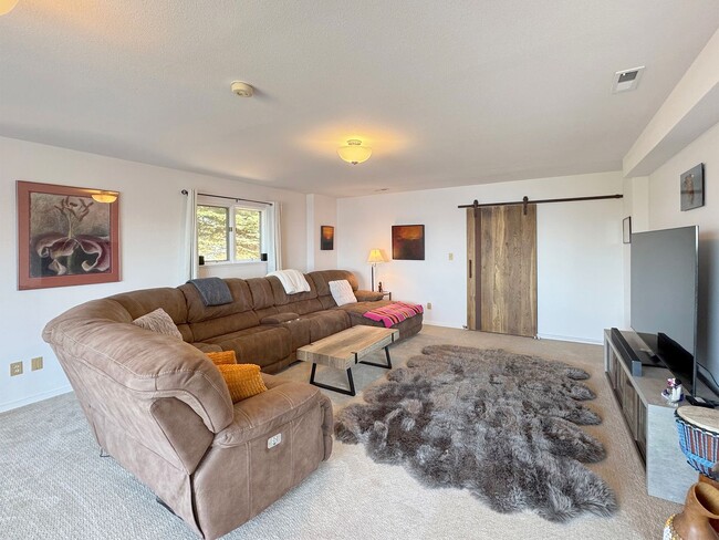 Building Photo - Stunning Home for Lease in Diamond Point