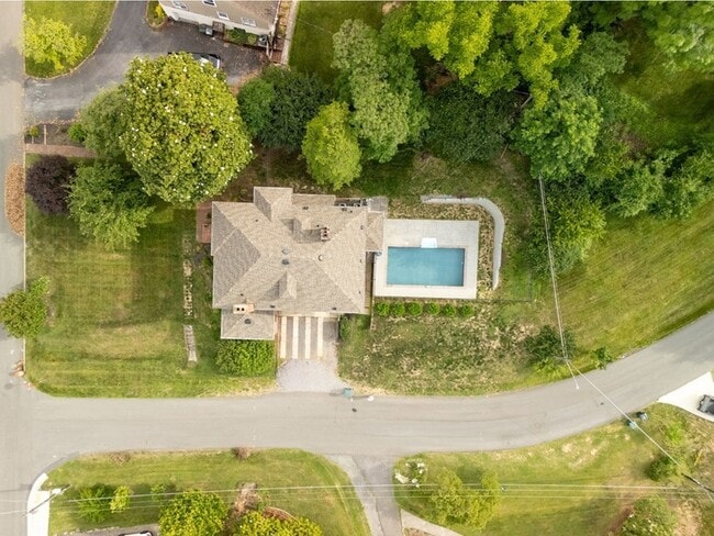 Building Photo - 290 Long Cres Dr