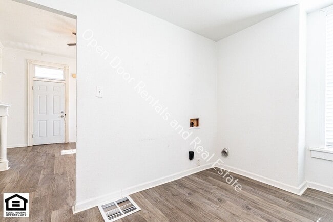 Building Photo - 603 N Van Buren St