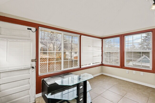 Building Photo - 811 Shoshone Pl