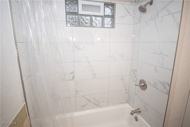 Building Photo - 483 Bank St