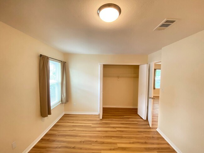 Building Photo - Wow! 2 bedroom, 2.5 bath, two story townho...