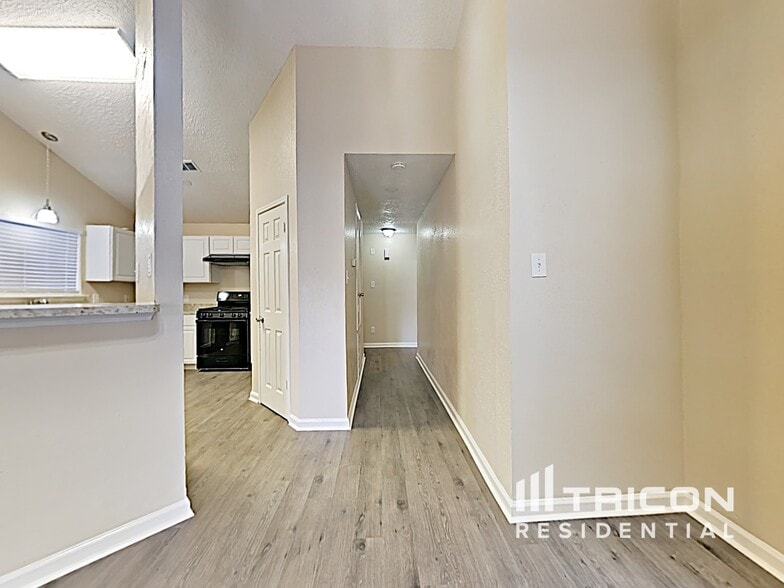 Building Photo - 2010 Woodland Hills Dr