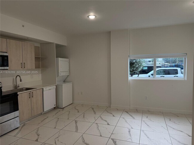 Building Photo - 420 SW 7th Ave