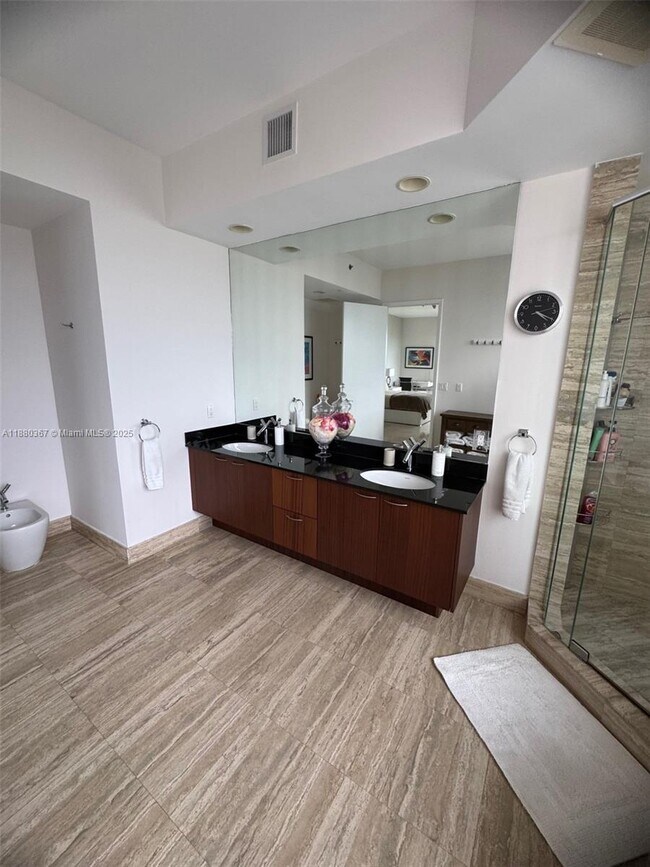 Building Photo - 16001 Collins Ave