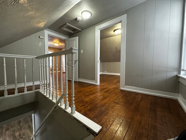 Building Photo - Recently Renovated 3 Bedroom 1 Bath Single...