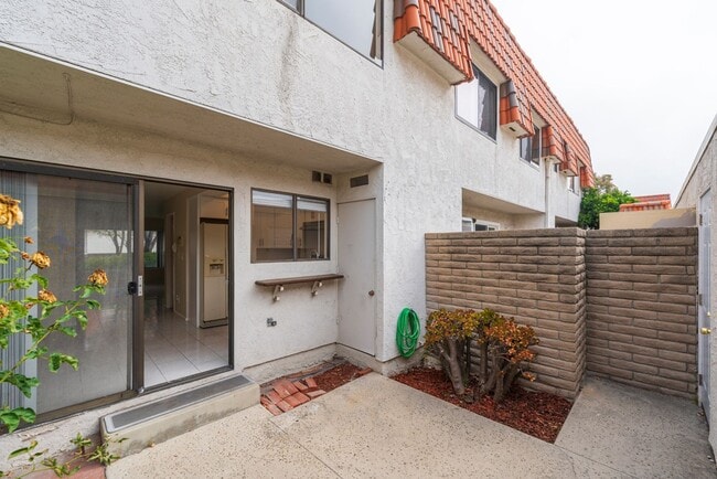 Building Photo - RPV Remodeled 2 bed 3 bath townhome in gat...