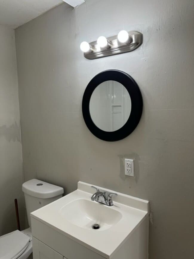 Building Photo - 1 bedroom - Bath