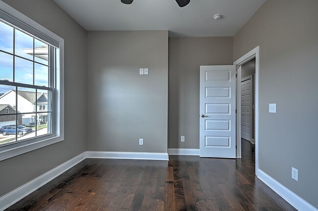 Building Photo - 4 Bedroom / 2.5 Bath Home  Kingsport, TN