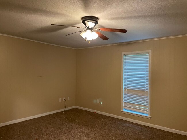 Building Photo - 3/2/2 plus bonus room WOISD