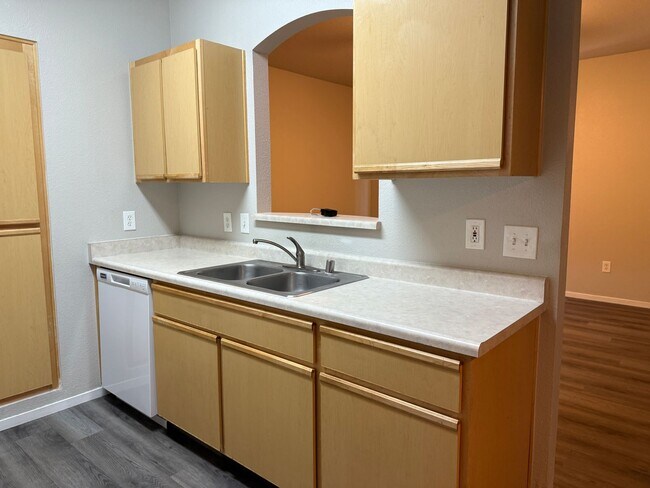 Building Photo - Cute 2 bedroom, 2 bath condo