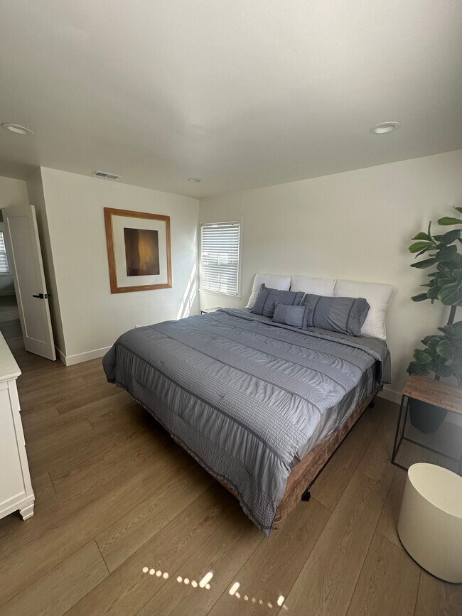 Building Photo - 2303 Amherst Ave