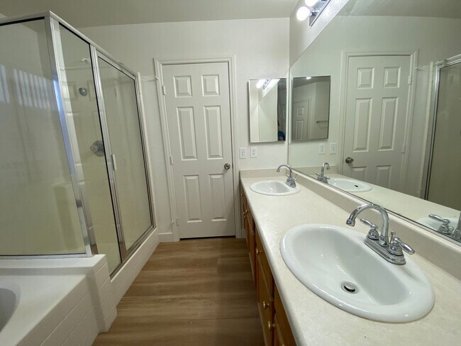 Building Photo - 4 Bed/2.5 Bath - Remodeled