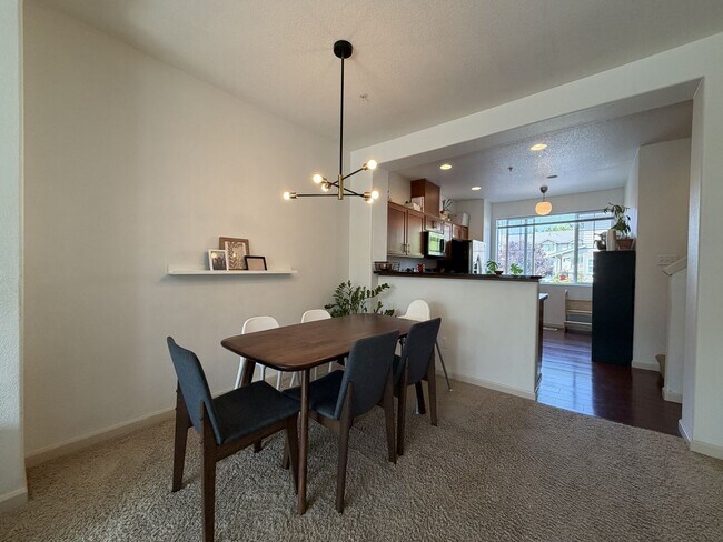 Building Photo - 10721 NE Gateway Pl