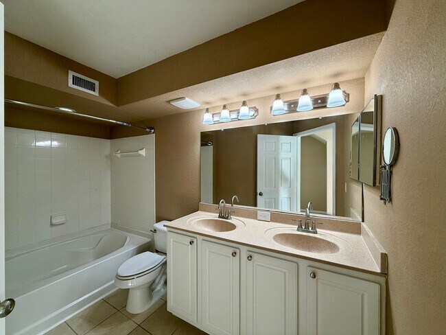 Building Photo - GROUND-LEVEL, 2-bedroom, 2-bath condo loca...