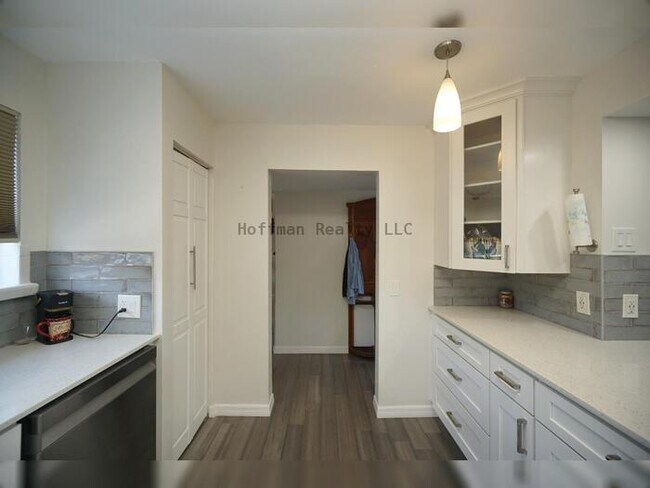 Building Photo - Waterfront 2BR Condo with Private Garage and Water Views in Tampa