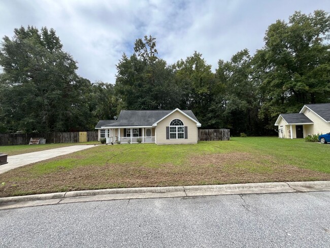 Building Photo - Three bedroom, two bathroom house in Pembroke