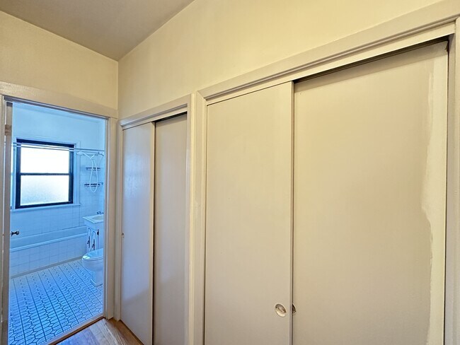 Building Photo - 1321 Oak Ave