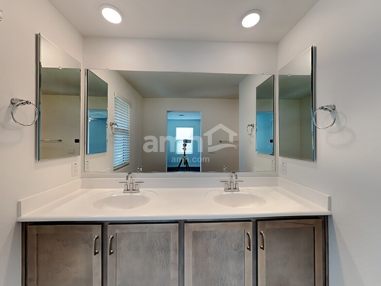 Building Photo - 897 S 150th Dr