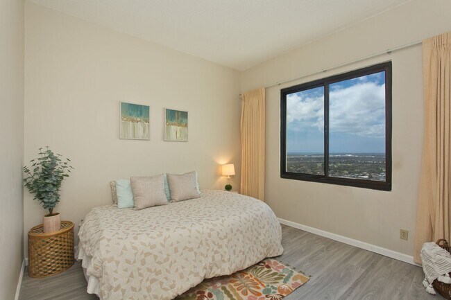 Building Photo - PENTHOUSE 2 Bed, 2 Bath, 2 Parking