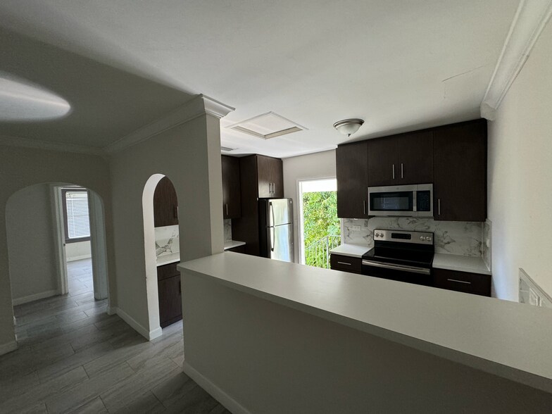 Building Photo - 934 SW 8th Ct