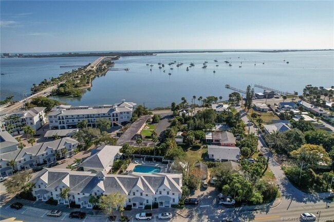 Building Photo - 3651 NE Pineapple Ave