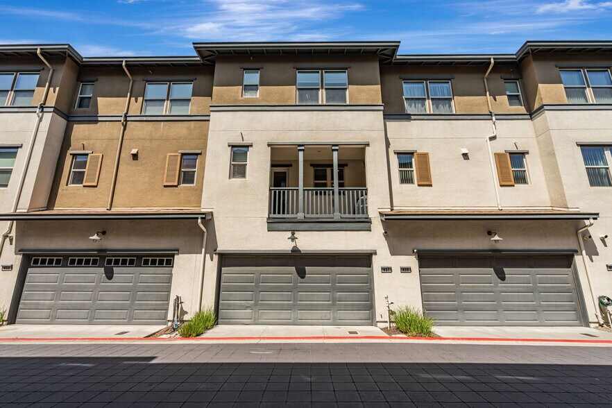 Building Photo - 457 Diller St