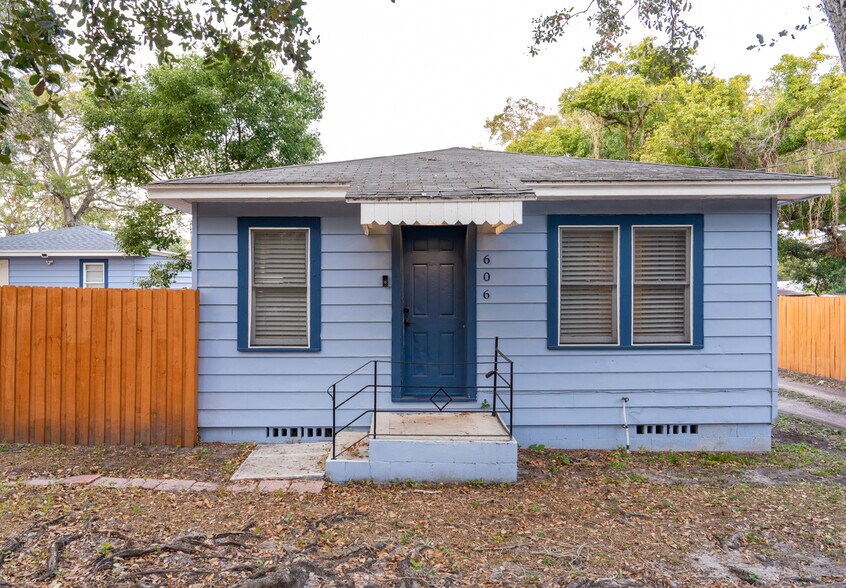 Building Photo - 606 Woodlawn St