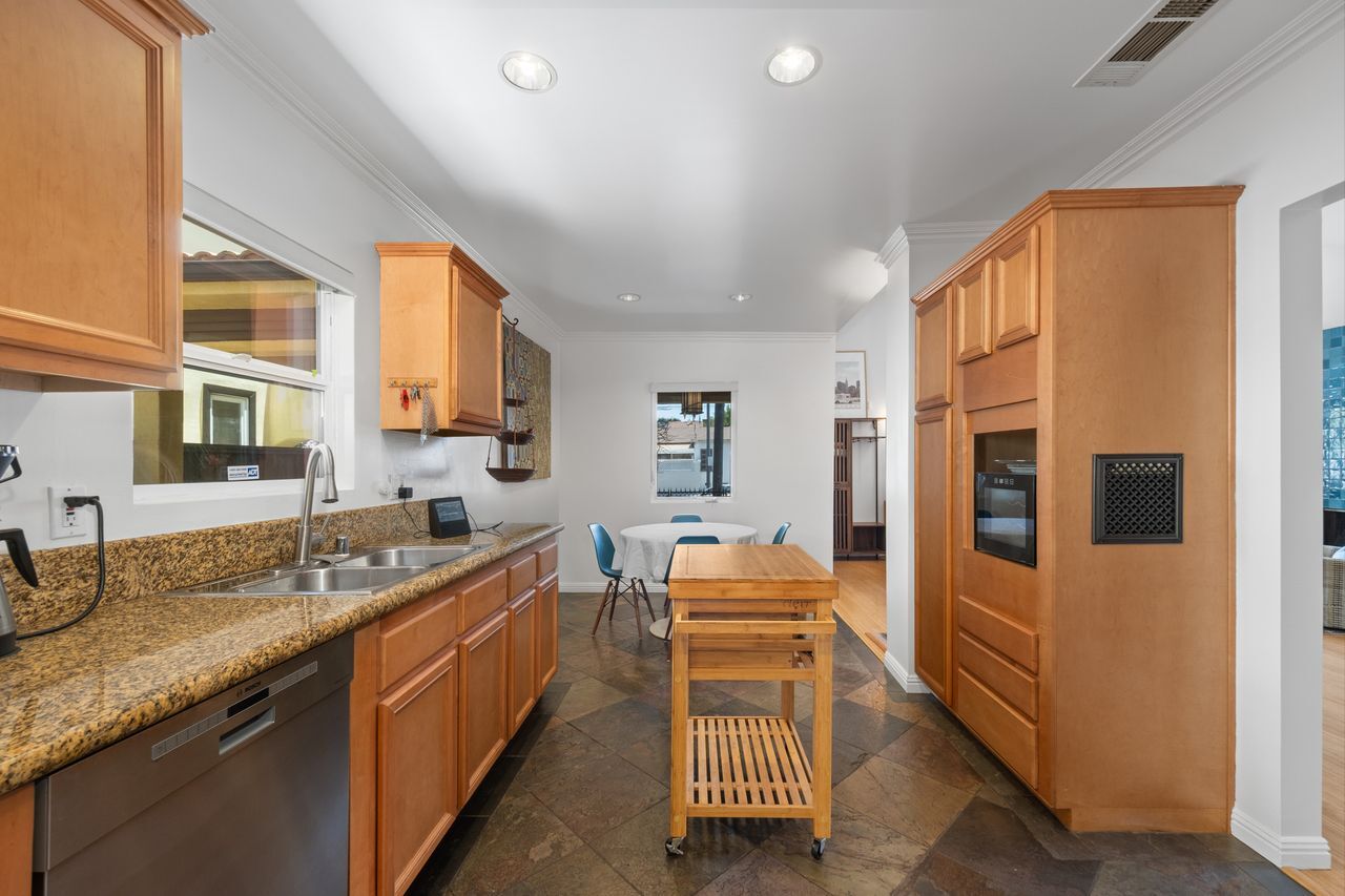 Building Photo - 1659 Ellsmere Ave