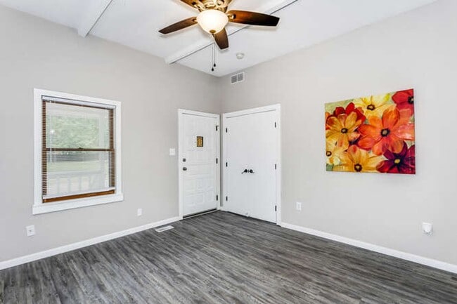 Building Photo - 3 Bedroom 2 bath home with garage in a prime location!