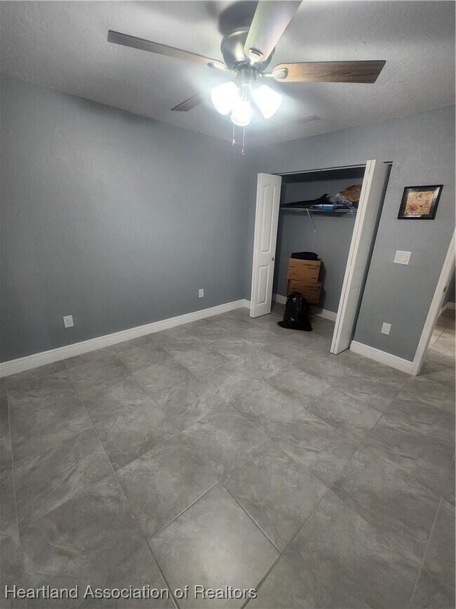 Building Photo - 2913 W Kevin Rd